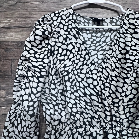 Who What Wear Black and White Fitted Blouse with 3/4 Sleeves and Ruched Design - Picture 3 of 7